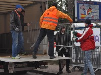 DSC 0074(2)  Jeszcze tylko trzeba odwieźć barierki – wielkie dzięki za ciężką fizyczną robotę dla naszych absolwentów – Wiktora i Tomka.