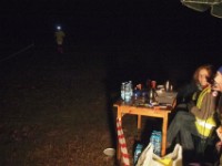 Ktoś się wyłania z ciemności…